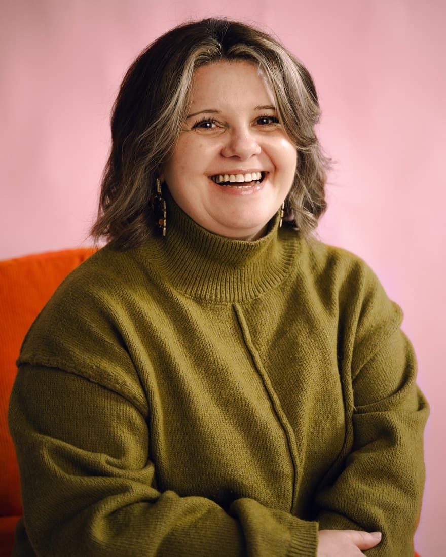 Émilie Baudoin, praticienne en Human Design et conseillère agréée en Fleurs de Bach, souriante dans son lieu de consultation.
